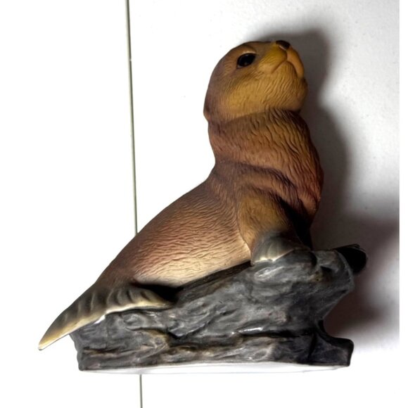 HOMCO Masterpiece Hand-Painted Porcelain Baby Seal Figurine On Rock Base - Picture 5 of 5